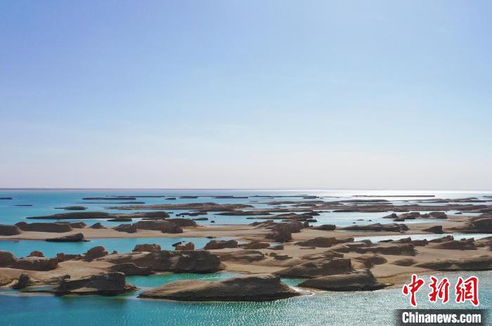 航拍青海大柴旦烏素特水上雅丹奇特景觀?！●R銘言 攝