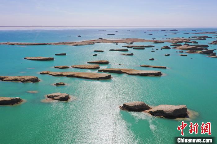 航拍青海大柴旦烏素特水上雅丹奇特景觀?！●R銘言 攝