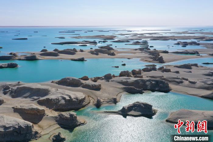 航拍青海大柴旦烏素特水上雅丹奇特景觀?！●R銘言 攝