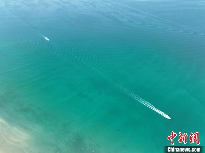 圖為航拍仲夏時節(jié)，青海湖湖水碧波蕩漾?！∑钤鲚?攝