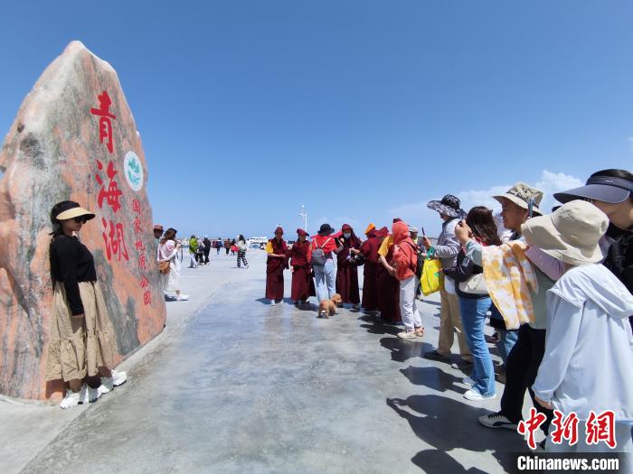 圖為航拍青海湖美景引游客拍照打卡?！∑钤鲚?攝