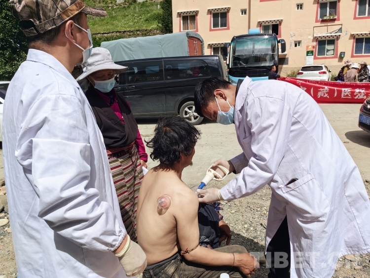 圖為醫(yī)生正在治療1.jpg 圖為醫(yī)生正在治療1.jpg