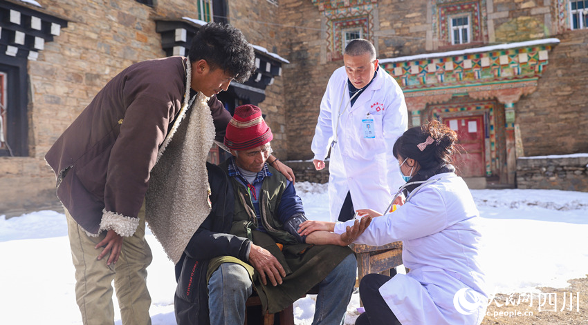 幫扶醫(yī)療小分隊成員為村民義診。劉學(xué)懿攝