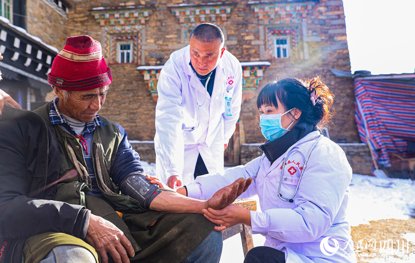 幫扶醫(yī)療小分隊(duì)成員為村民義診。劉學(xué)懿攝