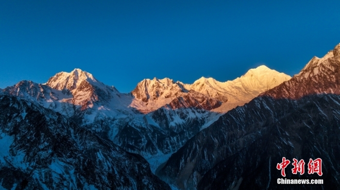 圖為2月1日，清晨陽光照在貢嘎雪山上，出現(xiàn)“日照金山”景觀。(無人機(jī)照片)<a target='_blank' href='/'><p  align=