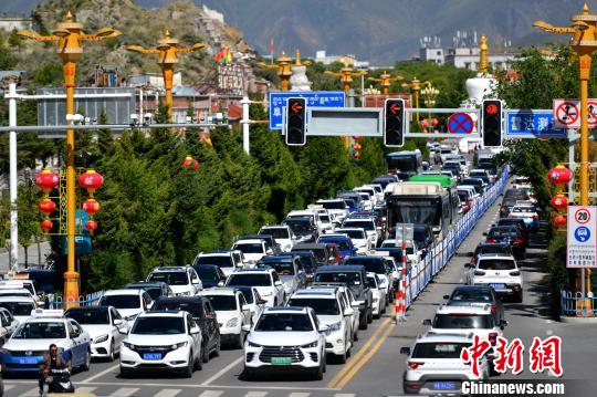 西藏機(jī)動(dòng)車超57萬輛拉薩兩人即擁有一輛汽車