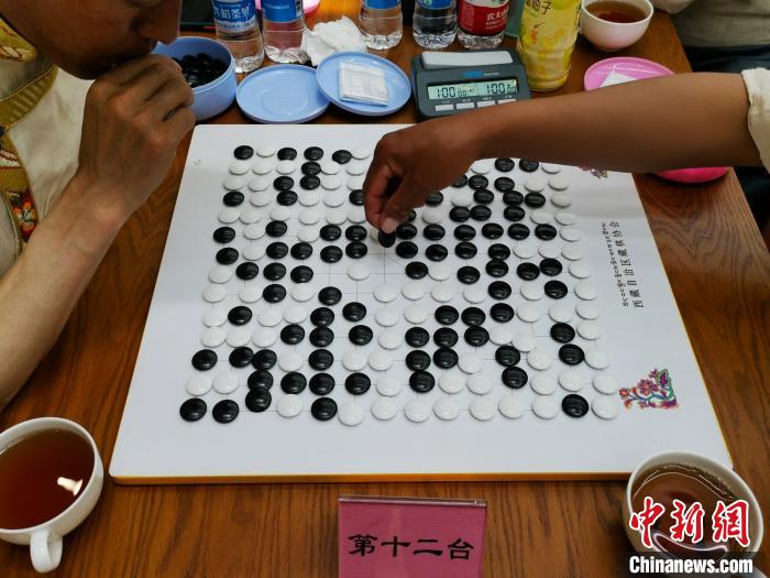 圖為藏棋(久棋)比賽瞬間?！垈?攝