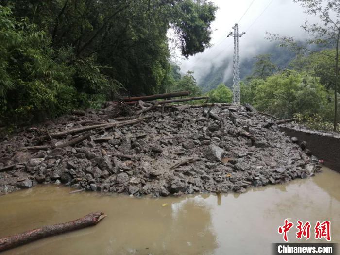 圖為7月21日，G318線川藏公路林芝巴宜區(qū)至波密縣路段因自然災(zāi)害中斷。林芝市巴宜區(qū)公安局 供圖