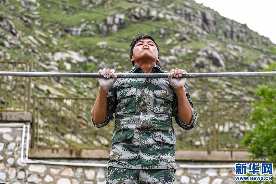 （專(zhuān)發(fā)新華網(wǎng)西藏頻道）拉薩警備區(qū)組織民兵軍事科目“創(chuàng)破紀(jì)錄”活動(dòng)