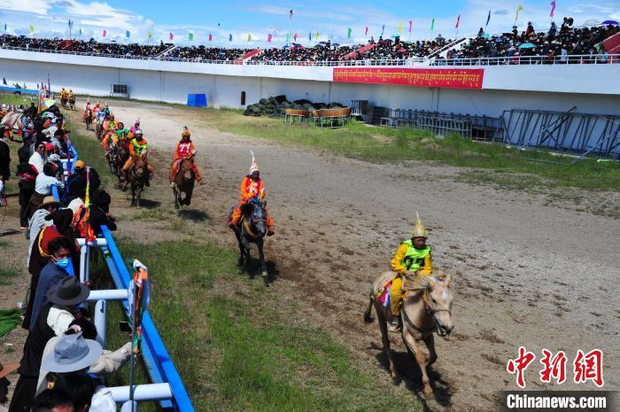 圖為少年騎手騎乘沒有馬鞍的賽馬，靠雙腳夾住馬馳騁在跑道上。　張偉 攝