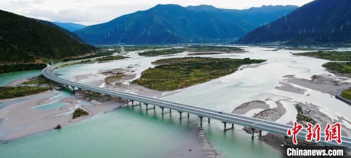 圖為西藏境內(nèi)的高等級公路?！∥鞑刈灾螀^(qū)交通廳供圖 攝