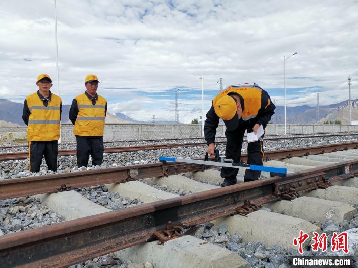 圖為參賽選手在比賽項(xiàng)目中用軌距尺測(cè)量鋼軌距離。　趙延 攝