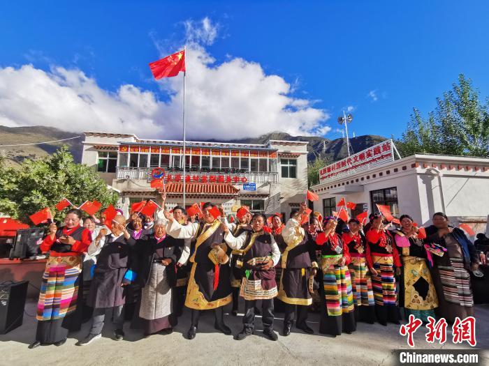 圖為林芝朗縣洞嘎鎮(zhèn)扎西塘村村民表達(dá)對(duì)祖國(guó)的祝福?！×种ナ形麄鞑?供圖