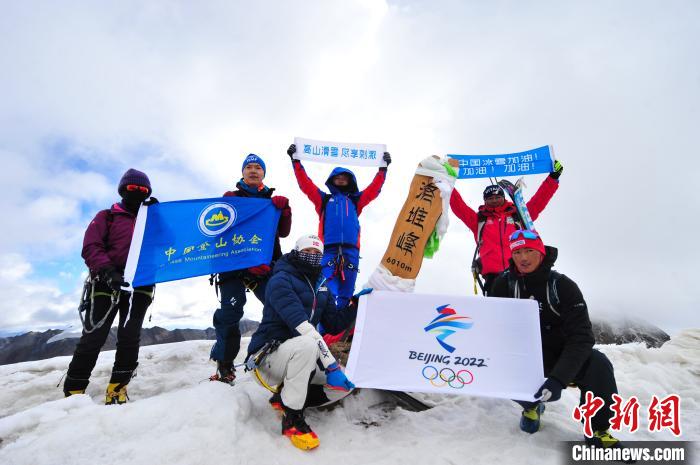 圖為5日，登山者在洛堆峰頂合影?！垈?攝