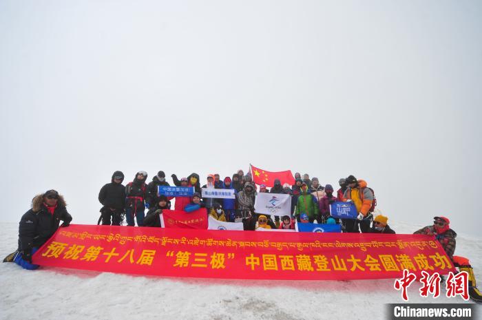 圖為5日，登山者在洛堆峰頂合影?！垈?攝