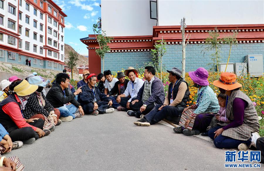 （西藏昌都解放70周年·圖文互動）（1）“群眾搬出來住安穩(wěn)了，我就踏實了?！薄痪€扶貧干部赤列旺堆的心里話