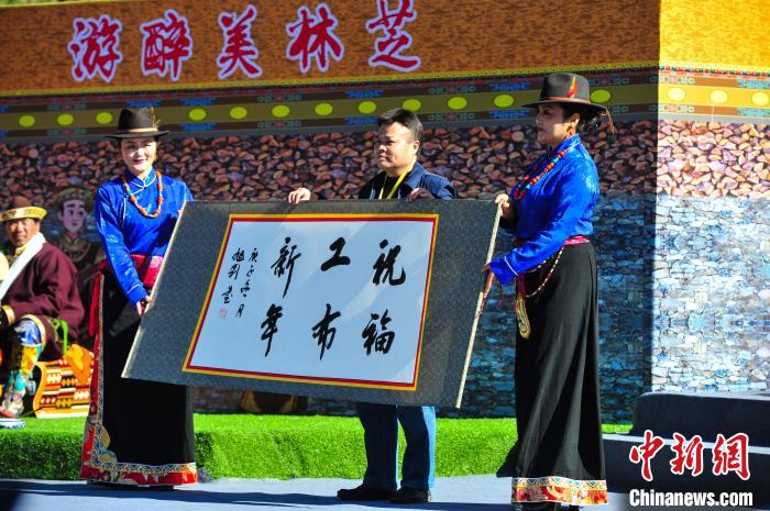 圖為14日，當?shù)孛癖娛謱懝げ夹履曩R詞?！垈?攝