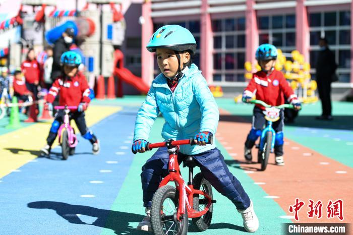 圖為拉薩市實(shí)驗(yàn)幼兒園孩子們正在練習(xí)滑步車(chē)?！『闻罾?攝