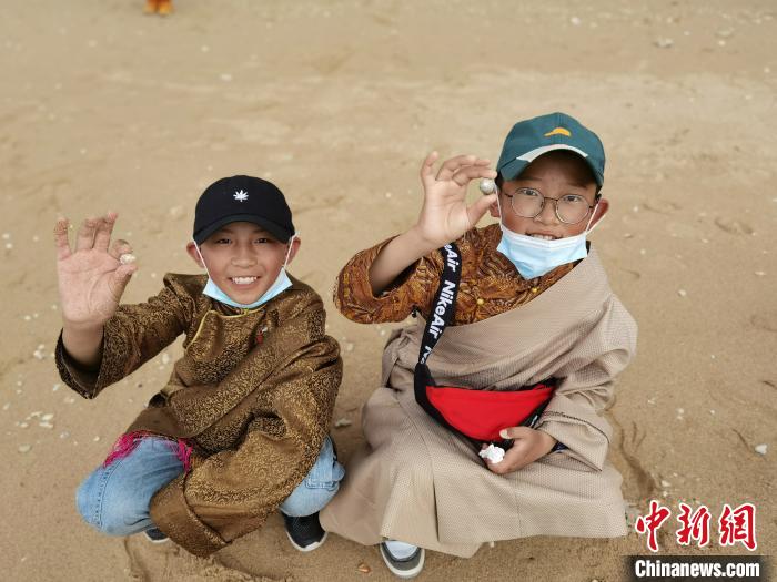 圖為西藏青少年在海邊拾貝殼。西藏航空 供圖