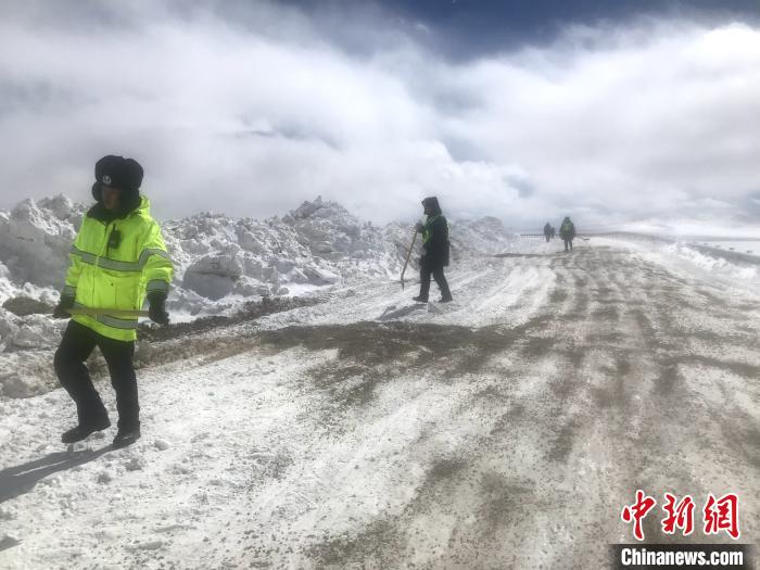 資料圖為，西藏安多交警在唐古拉山埡口除冰作業(yè)。西藏安多縣公安局 供圖