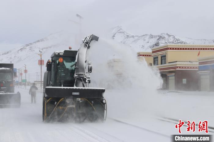 圖為該支隊官兵正在清理路面積雪?！《崦刺?攝