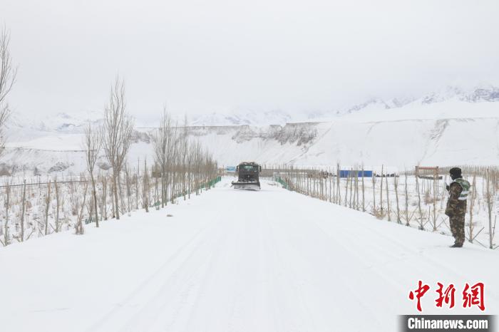 圖為救援官兵正在緊急清理路面積雪?！《崦刺?攝