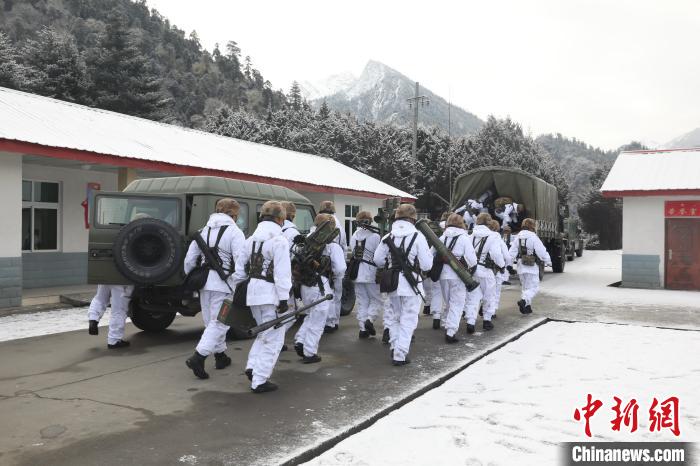 風(fēng)雪邊關(guān)西藏林芝邊防官兵踏雪巡邏