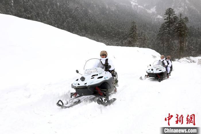 圖為雪地摩托車開路?！⊙鸩?攝