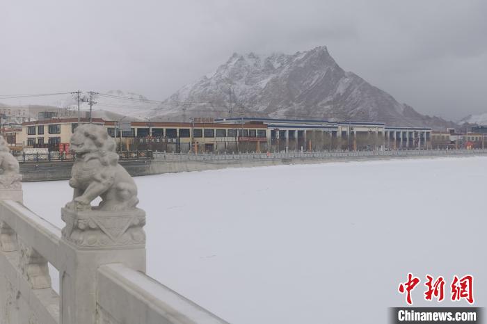 圖為2月5日傍晚時分的西藏阿里獅泉河鎮(zhèn)雪景?！⊥跏啦?攝