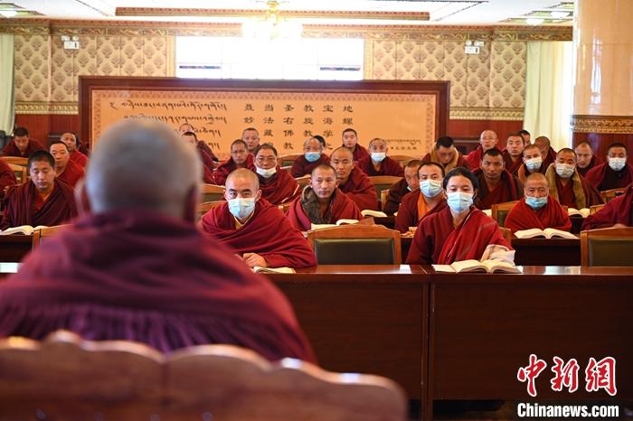 3月23日，記者走進(jìn)位于拉薩的西藏佛學(xué)院，探訪宗教學(xué)府的新學(xué)期。圖為佛學(xué)院學(xué)員正在上課。<a target='_blank' ></p><p  align=