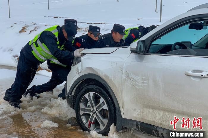 資料圖為安多交警幫助車(chē)輛脫困?！“捕嗫h公安局 供圖 攝