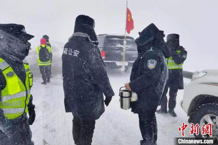 強降雪后，西藏安多縣警方在國道109線唐古拉山段開展除雪保通工作?！“捕嗫h公安局 供圖 攝