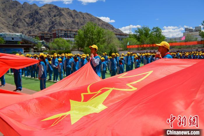 圖為拉薩市堆龍德慶區(qū)堆龍姜昆黃小勇希望小學(xué)學(xué)生在操場(chǎng)入隊(duì)儀式?！∝暩聛?lái)松 攝