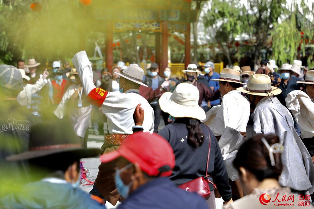 拉薩市民在宗角祿康公園跳鍋莊舞。人民網 次仁羅布攝