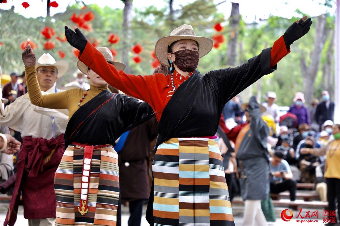 拉薩市民在宗角祿康公園跳鍋莊舞。人民網 次仁羅布攝