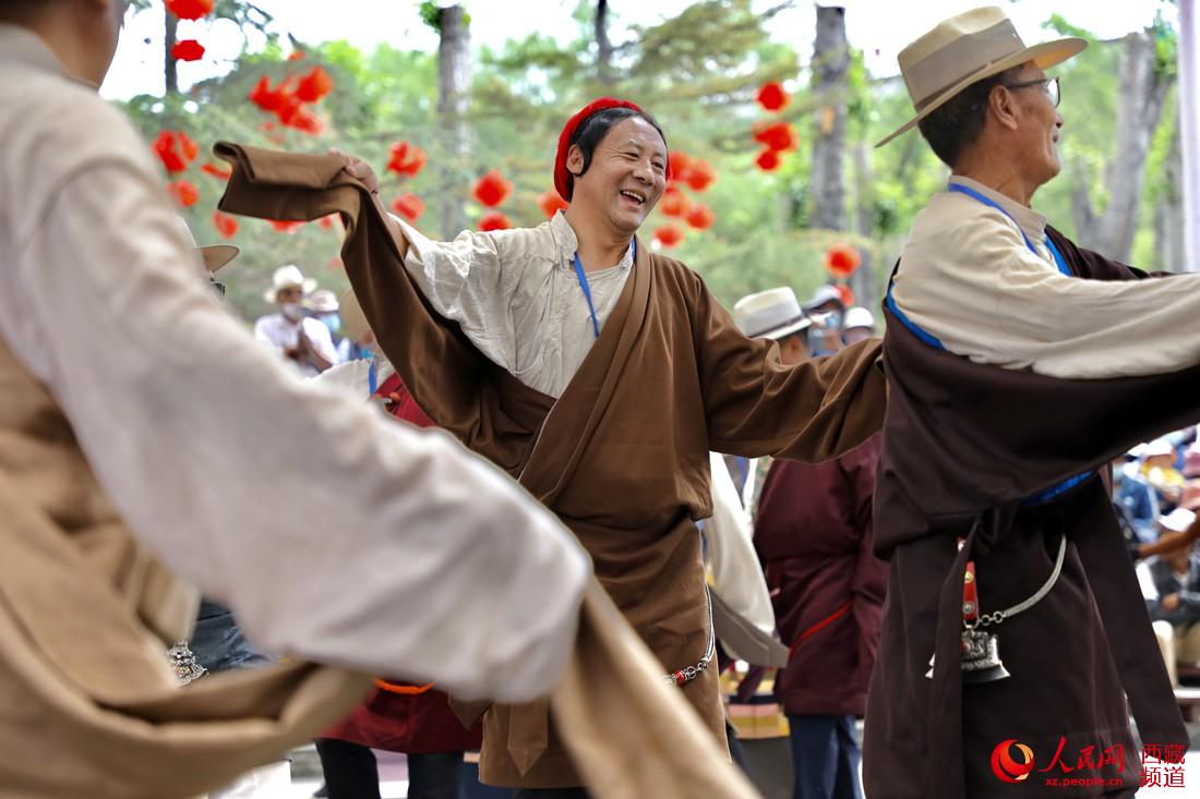 拉薩市民在宗角祿康公園跳鍋莊舞。人民網 次仁羅布攝