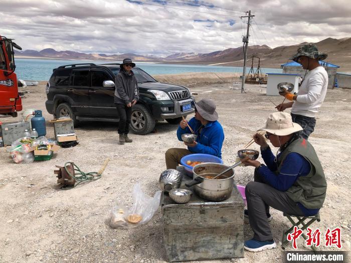 在“世界屋脊”上作業(yè)，中國科考隊員衣、食、住、行有何特色？