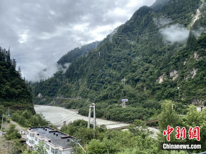 險山急流中的兩座橋。彭寧鈴 攝