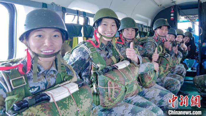 圖為女兵們在直升機(jī)上準(zhǔn)備跳傘。　王述東 攝