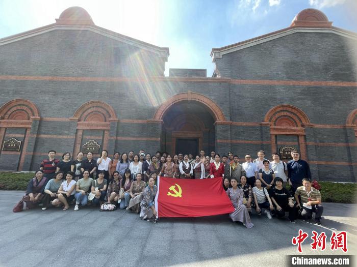 參觀中共一大、二大會址，學員們回顧了中國共產黨百年大黨的革命歷程?！∪A東師大供圖
