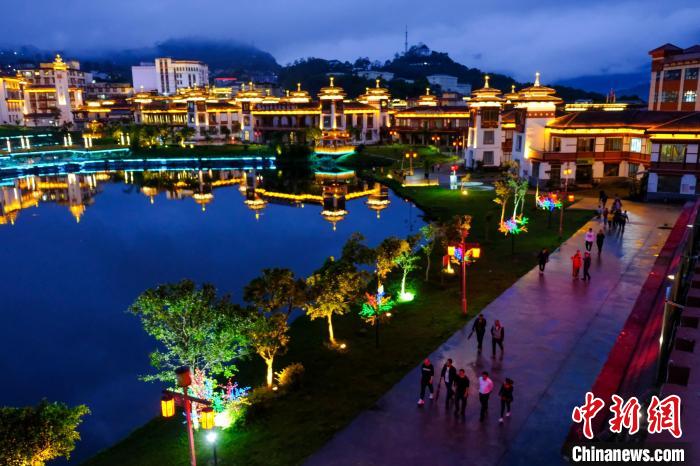 圖為2021年5月18日，西藏自治區(qū)墨脫縣城入夜，昔日的“高原孤島”如今面貌一新?！〗w波 攝