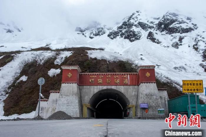 墨脫公路控制性工程——嘎隆拉隧道。上方為嘎隆拉雪山，曾是進(jìn)入墨脫最大的“攔路虎”。