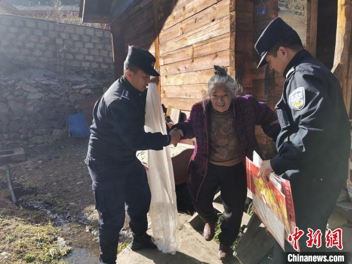 西藏林芝：警營過新年邊關年味濃