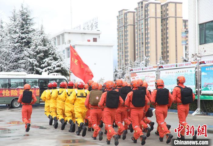 應(yīng)對(duì)西藏降雪天氣林芝森林消防部門(mén)開(kāi)展冰雪災(zāi)害救援拉動(dòng)演練