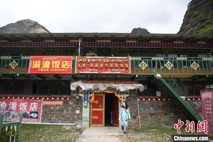 玉麥鄉(xiāng)里修建了飯店與旅館。　楊華峰 攝