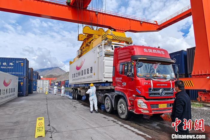 援助物資卸車現(xiàn)場?！F青藏集團(tuán)有限公司拉薩車務(wù)段 供圖