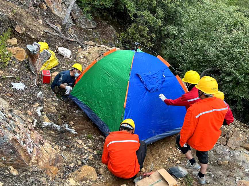 9月15日，電力施工人員正在施工點附近搭建暫居帳篷。白瑪多吉攝