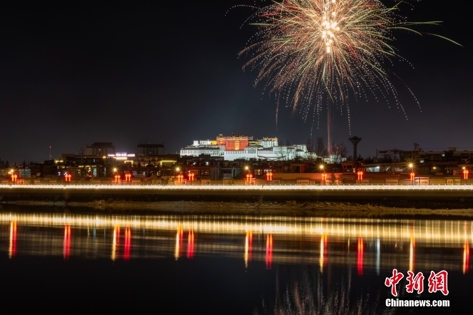 資料圖為2022年3月1日，拉薩迎來藏歷新年“古突夜”，煙花與被燈光照亮的布達(dá)拉宮交相輝映。 <a target='_blank' href='/'><p  align=