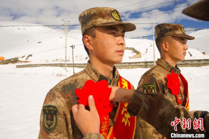 退伍老兵合照留念。　西藏山南軍分區(qū)某團(tuán)供圖