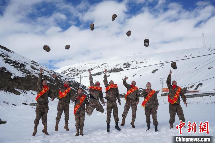 退伍老兵飛帽留念。　西藏山南軍分區(qū)某團(tuán)供圖